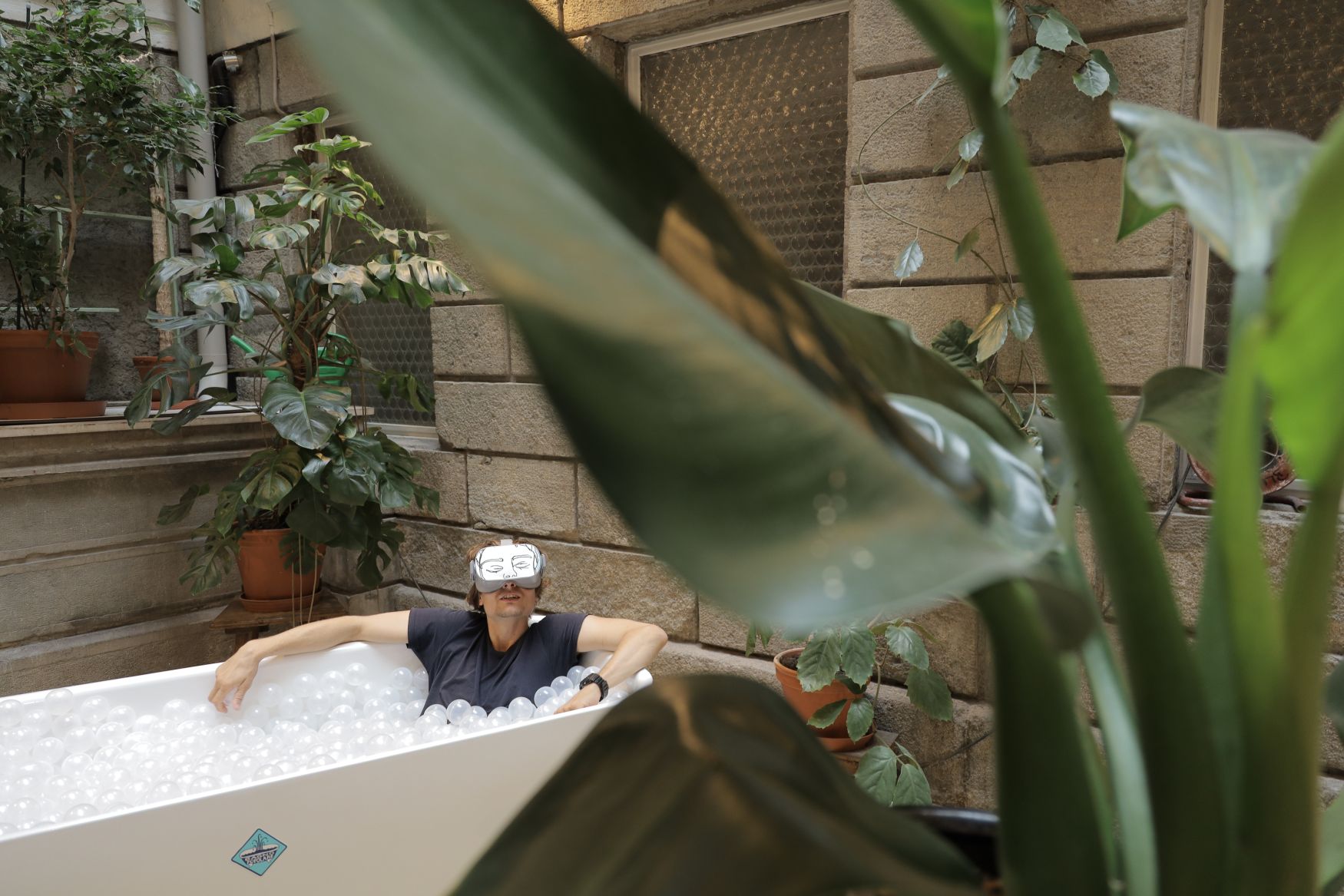 Bianca Kennedy, VR all in this together, Ausstellungsansicht Vom Baden lernen, Hotel Blume, Foto: Felix Kraus