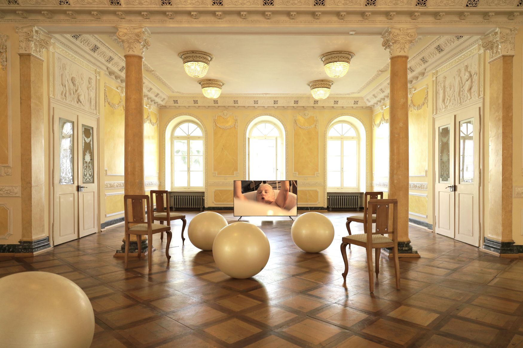 Bianca Kennedy, Bath the Pain away, Ausstellungsansicht Vom Baden lernen, Limmathof, Foto: Felix Kraus